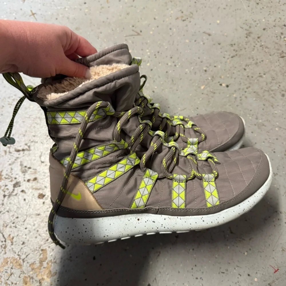 Nike Rosherun Hi Sneakerboot gray green boots